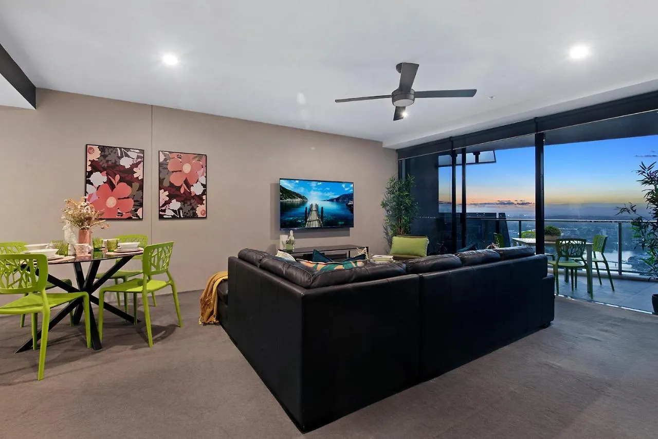 Hinterland View - Circle On Cavill - Self Contained, Privately Managed Apartment