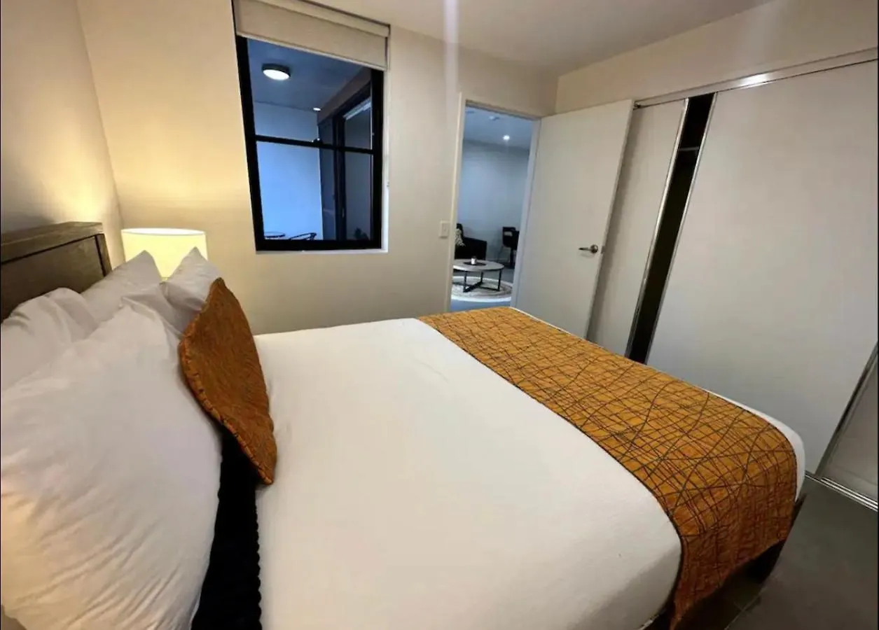Apartment 3bd 1 Block From Brand New Gold Coast