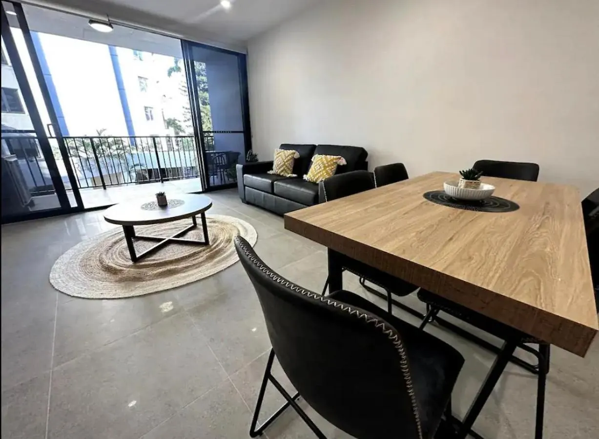 3bd 1 Block From Brand New Apartment Gold Coast
