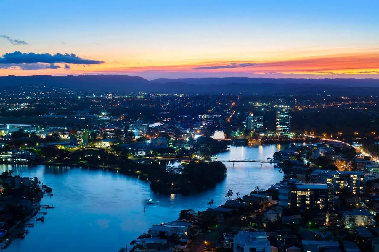 Hinterland View - Circle On Cavill - Self Contained, Privately Managed Apartment