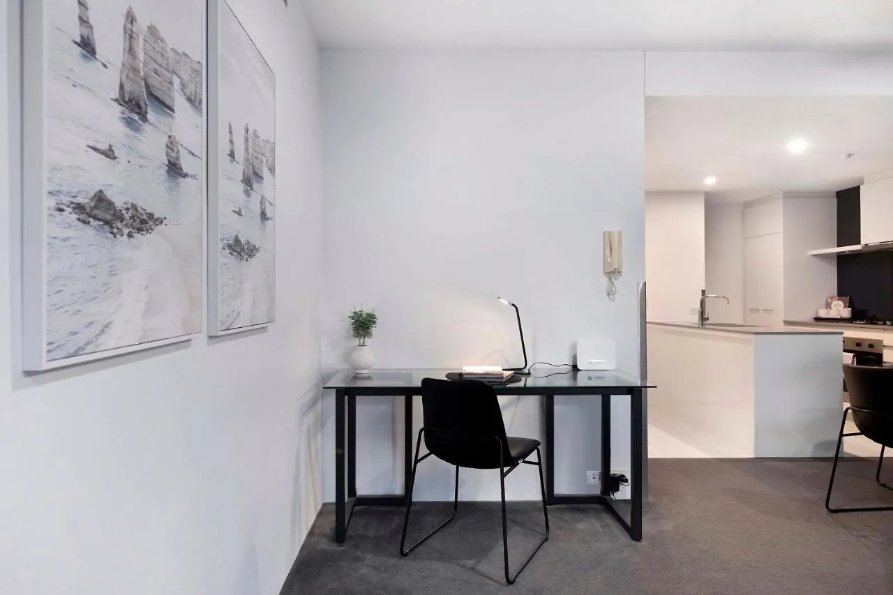 Apartment Hinterland View - Circle On Cavill - Self Contained, Privately Managed *