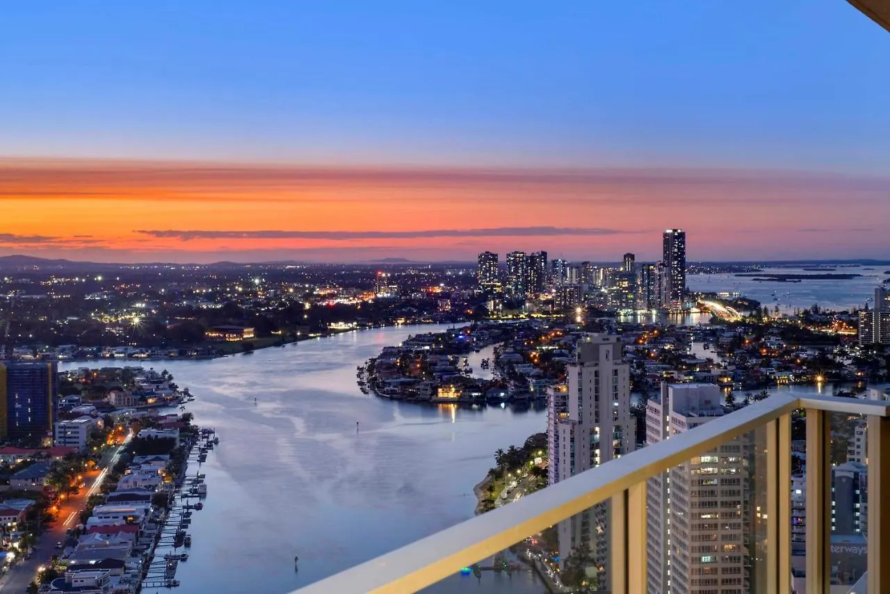 Hinterland View - Circle On Cavill - Self Contained, Privately Managed Apartment *