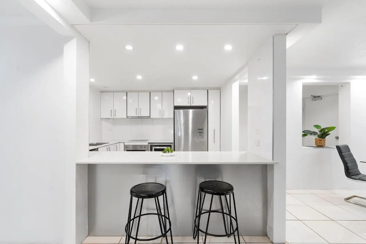 아파트 Surfers Paradise Fun Beachside Retreat 골드코스트