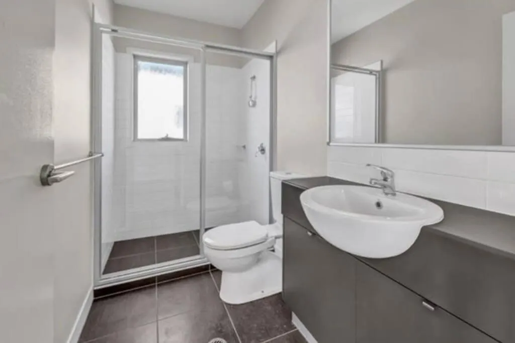 Self Contained - Sleeps 4 *