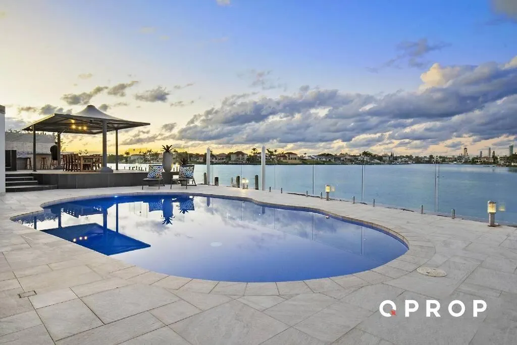 Opulent Waterfront Holiday home *