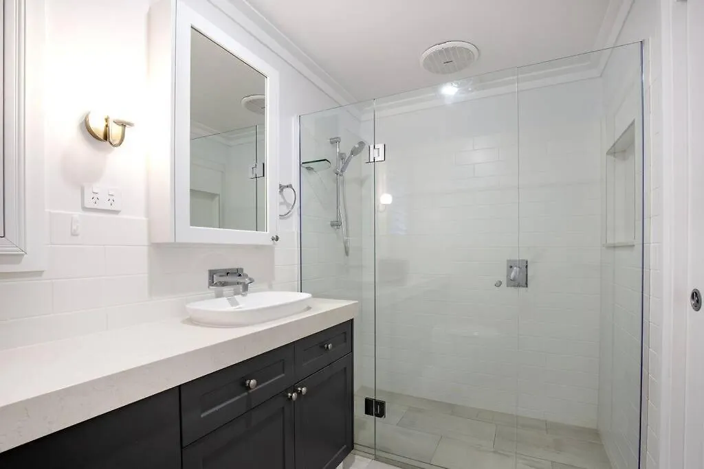 Stunning 4br House With Pool & Waterfront View