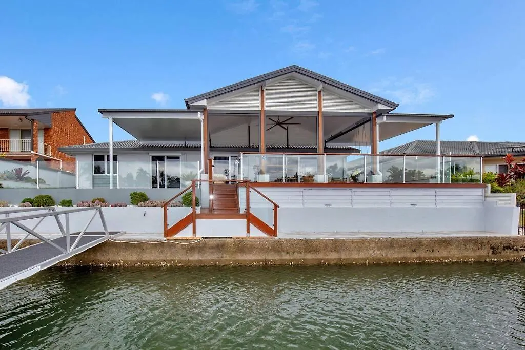 Stunning 4br House With Pool & Waterfront View Nyaraló *