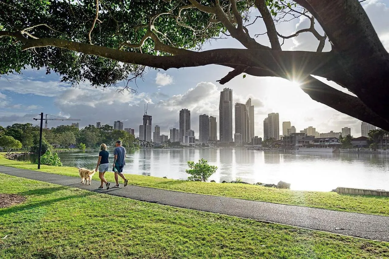 'buzzing Surfers' Vibrant Indoor-outdoor Lifestyle * Gold Coast