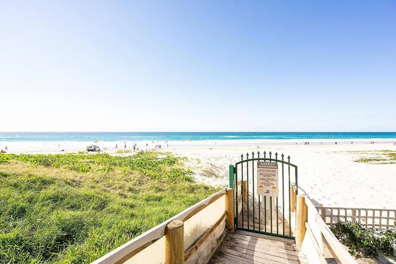 Beachfront Resort-style In Surfers Paradise Apartment