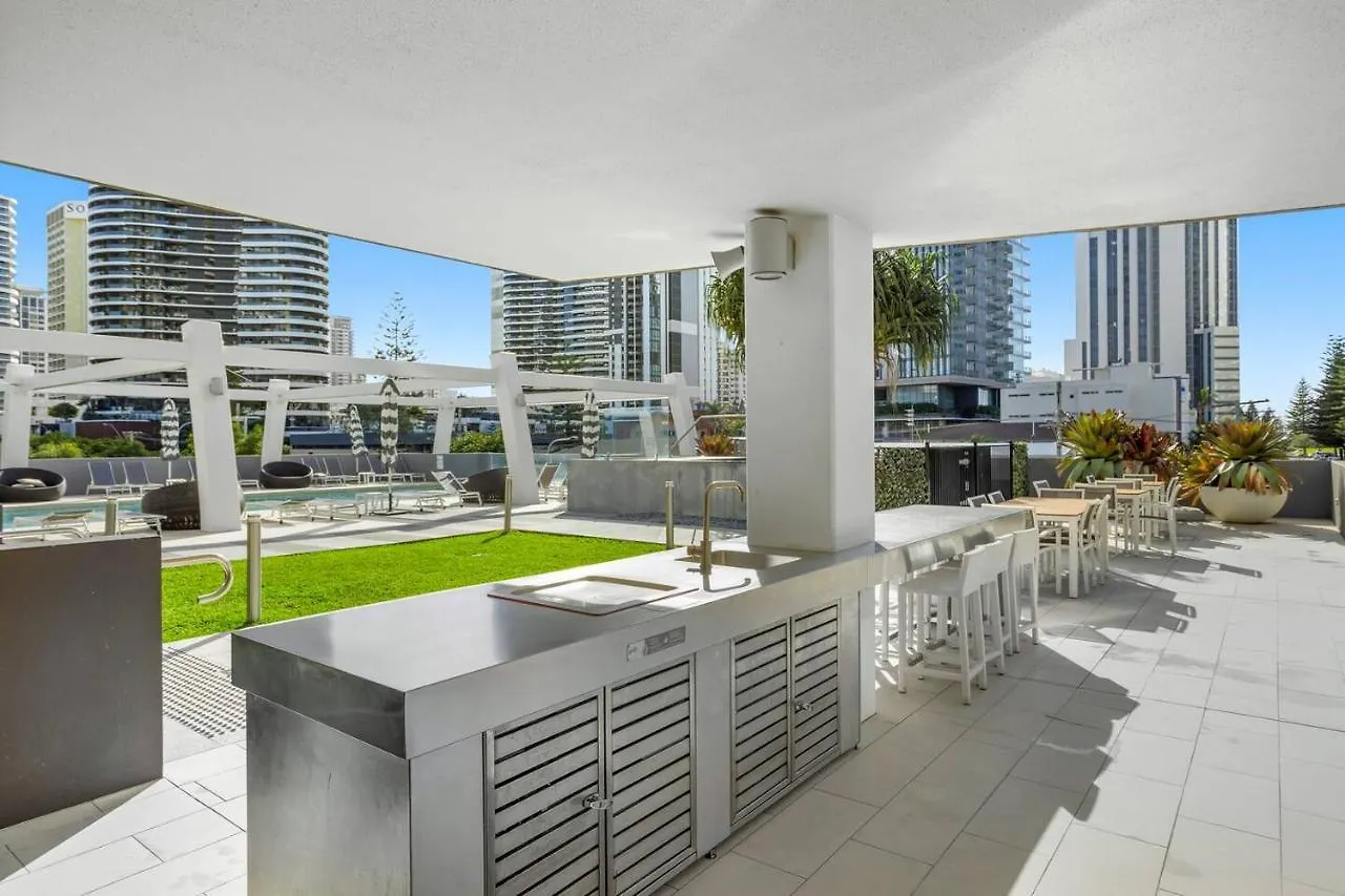 'Beachside Glow' Gleaming Getaway On The Gold Coast *