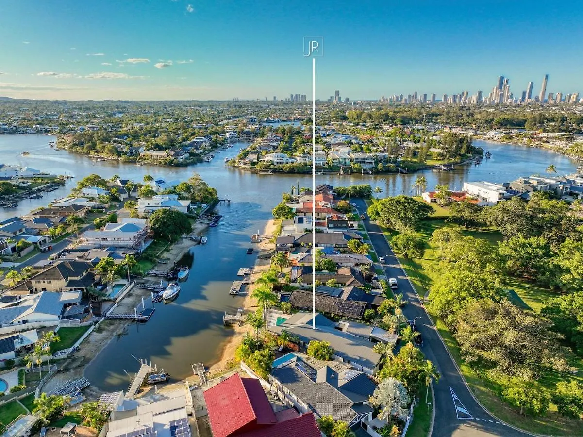 Waterfront Family Entertainer Holiday home Gold Coast