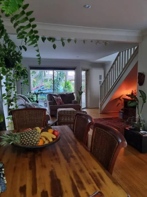 Cheerful 3-bedroom In The Heart Of Burleigh Heads