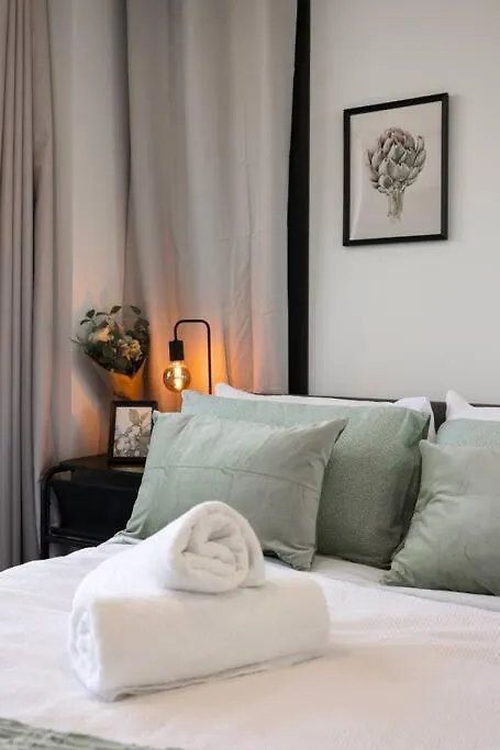 Brand New 2br Near Surf' Paradise Free Parking Gold Coast
