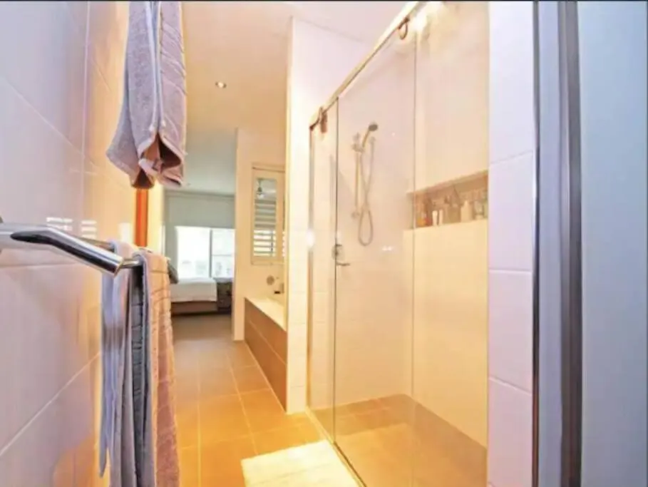 Villa Stylish Surfers Paradise Haven 4br4b Stunning Pool 2