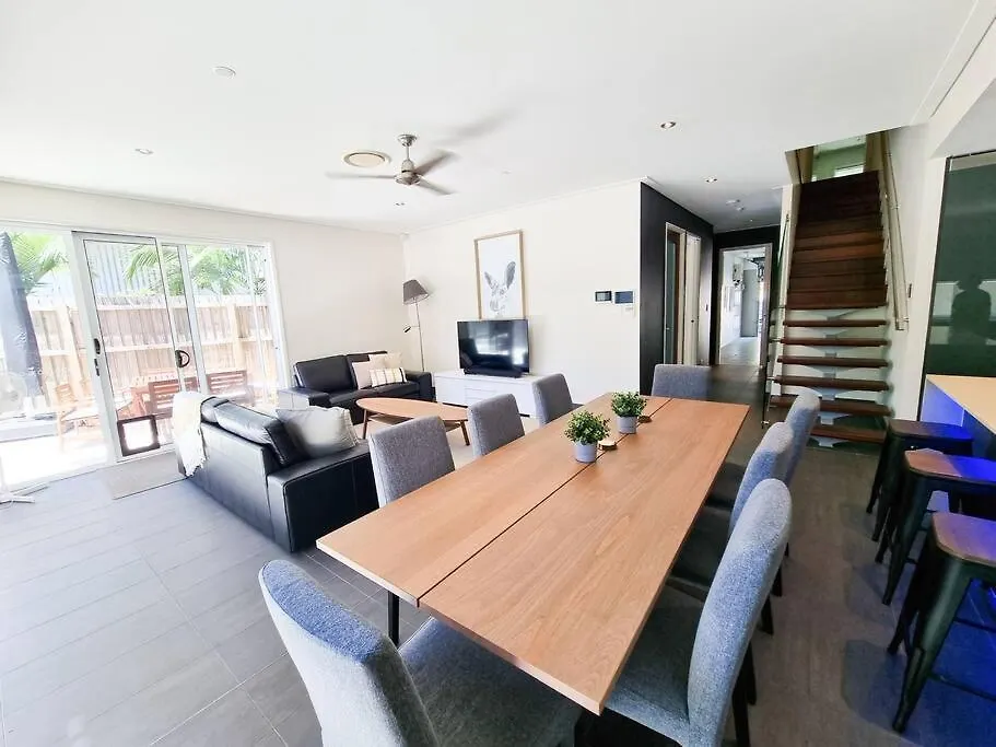 Stylish Surfers Paradise Haven 4br4b Stunning Pool 2 Villa Gold Coast