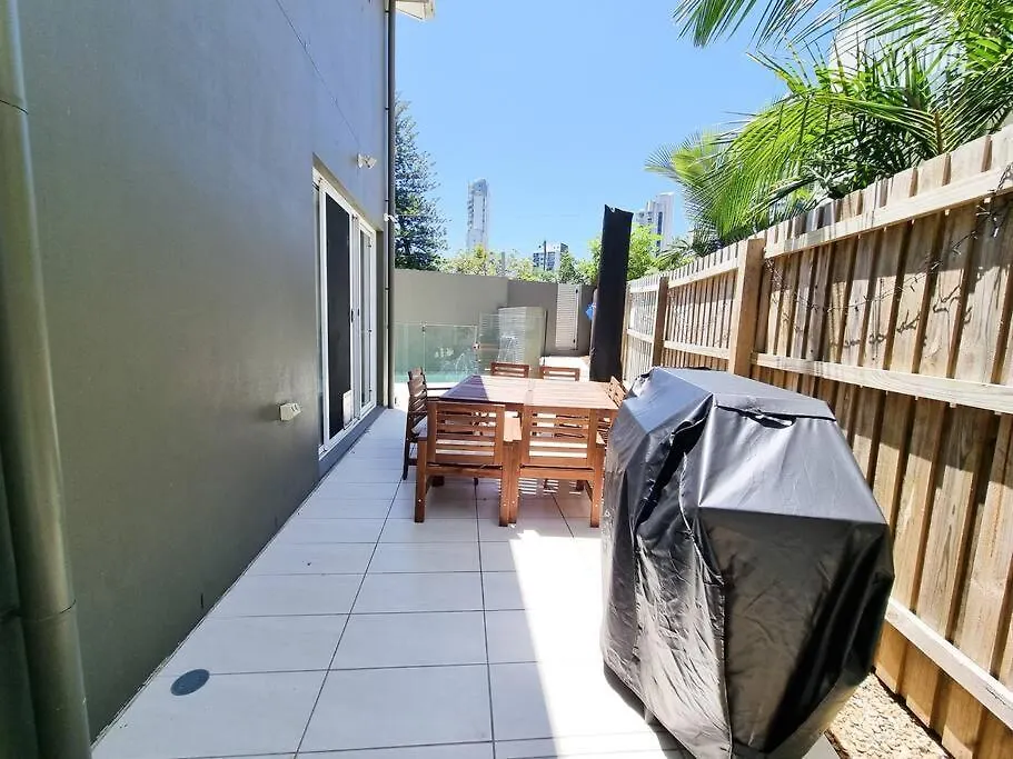 Villa Stylish Surfers Paradise Haven 4br4b Stunning Pool 2 *