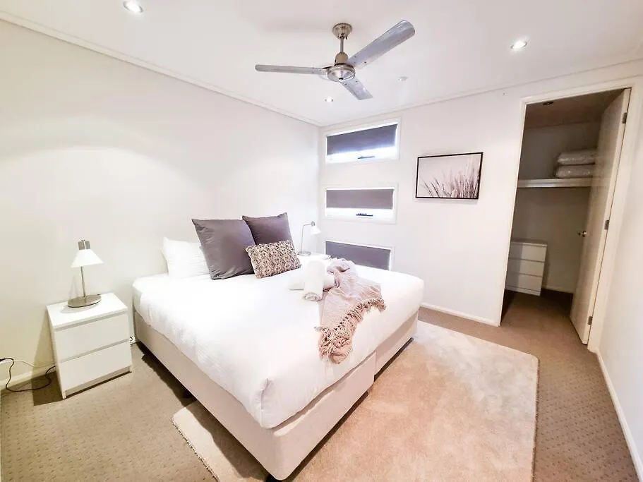 Villa Stylish Surfers Paradise Haven 4br4b Stunning Pool 2