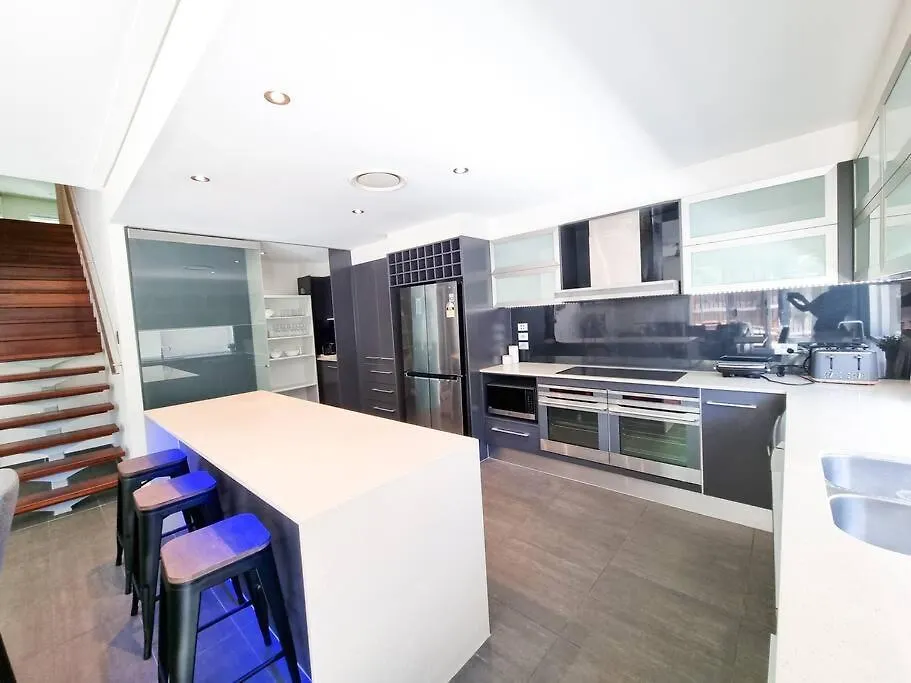 Villa Stylish Surfers Paradise Haven 4br4b Stunning Pool 2 *