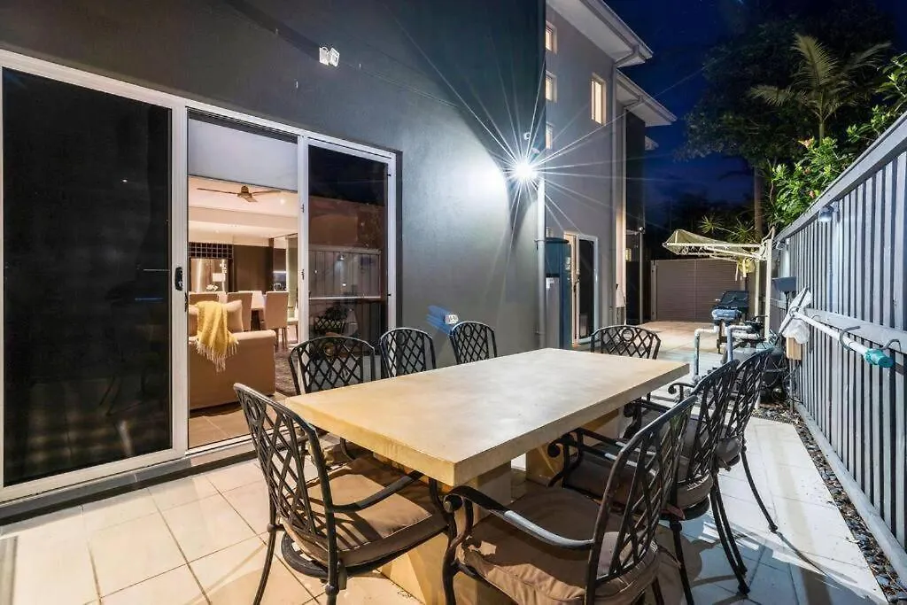 Holiday home Large Spacious 4br4b Surfers With Pool 1