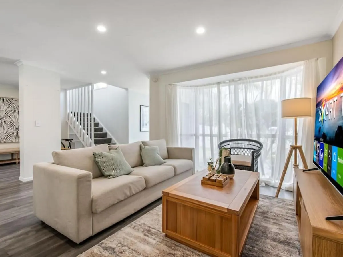 Luxury 5br Retreat Family House With Pool In Gc Holiday home Gold Coast
