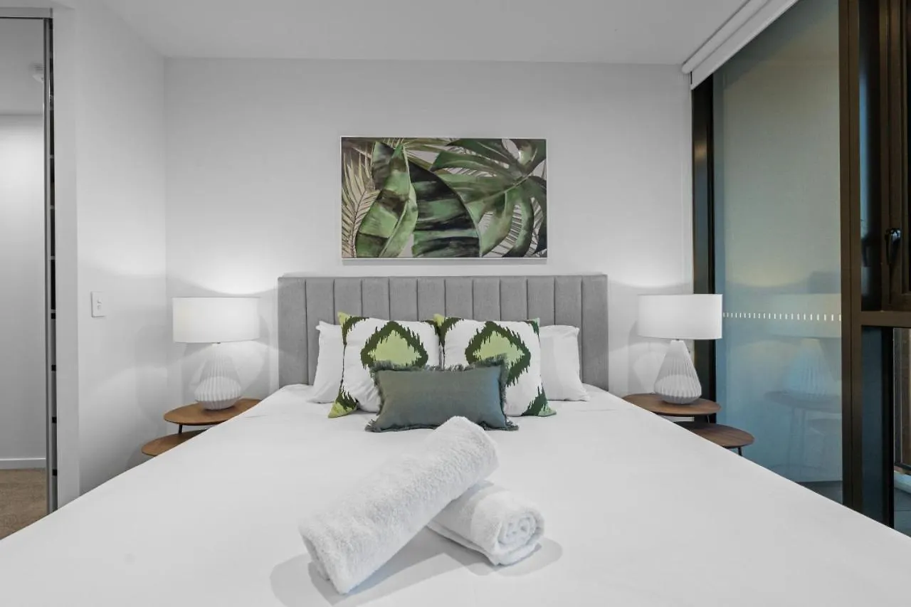 The Riverview - Brand New Modern 2br With King Bed, Parking & Pool Apartment