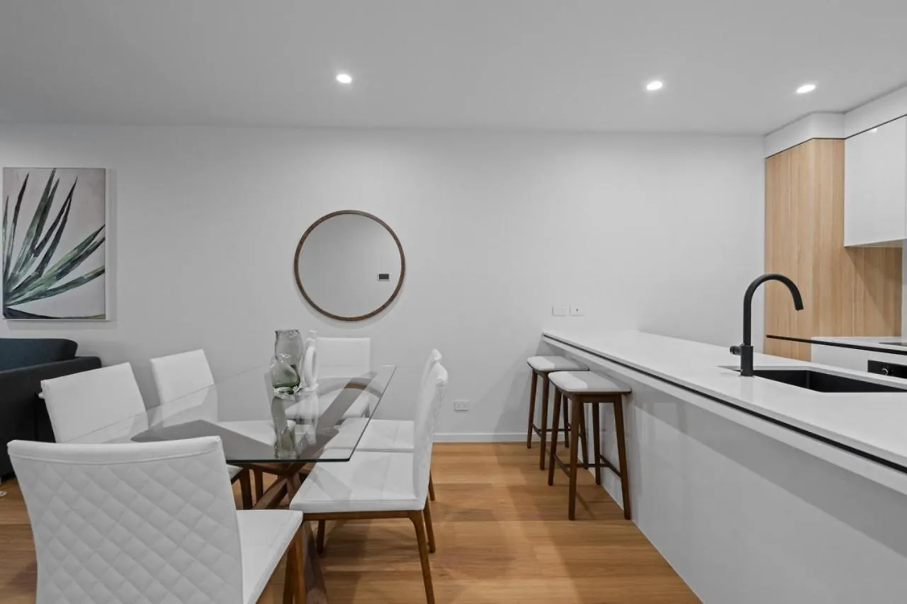 The Riverview - Brand New Modern 2br With King Bed, Parking & Pool Apartment *