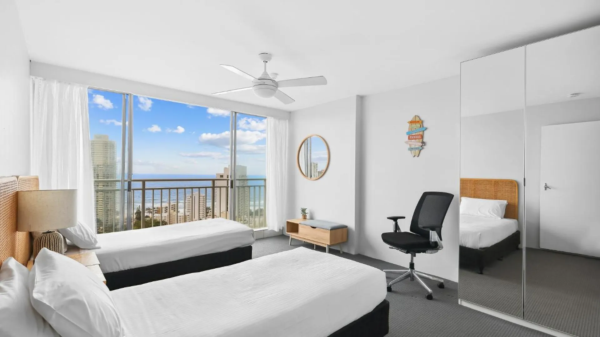 Stunning Ocean Views In The Heart Of Surfers Apartamento