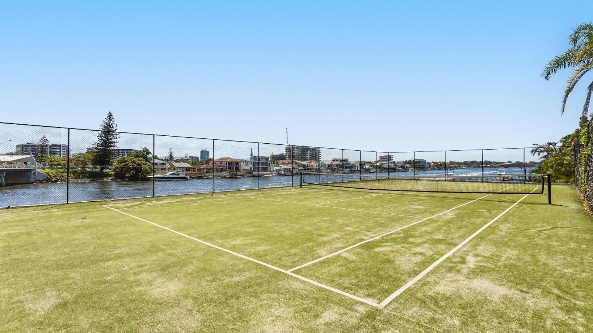 Stunning Ocean Views In The Heart Of Surfers Apartamento