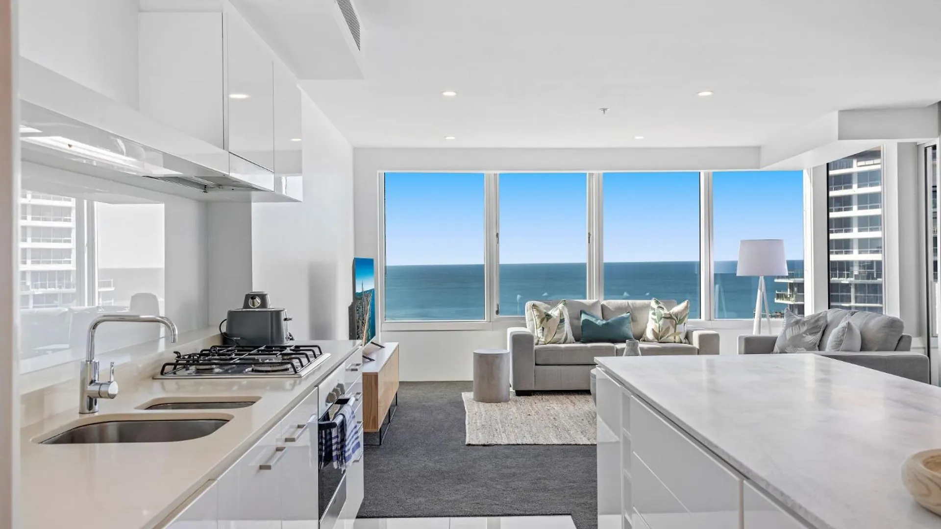 Oceanview 2-bed With Pool, Sauna, Gym & Parking