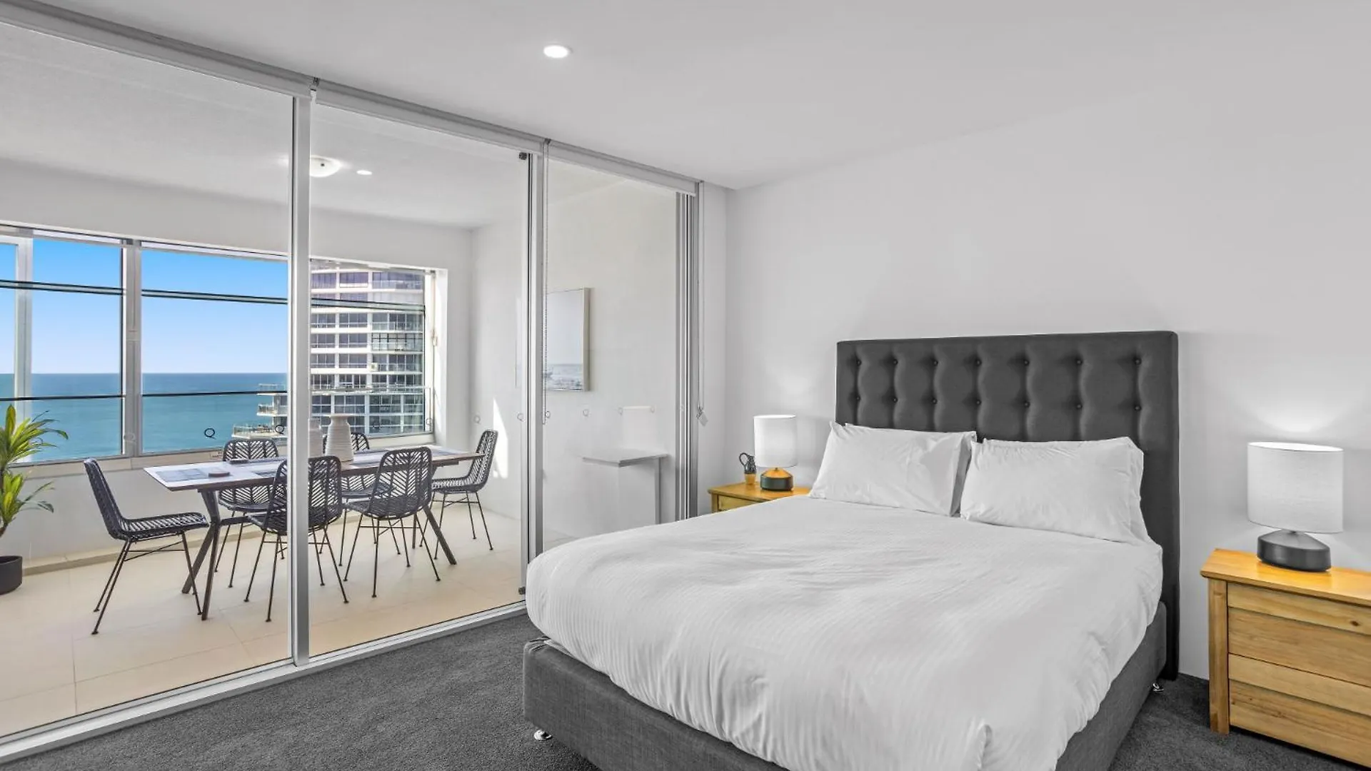 Oceanview 2-bed With Pool, Sauna, Gym & Parking Apartment