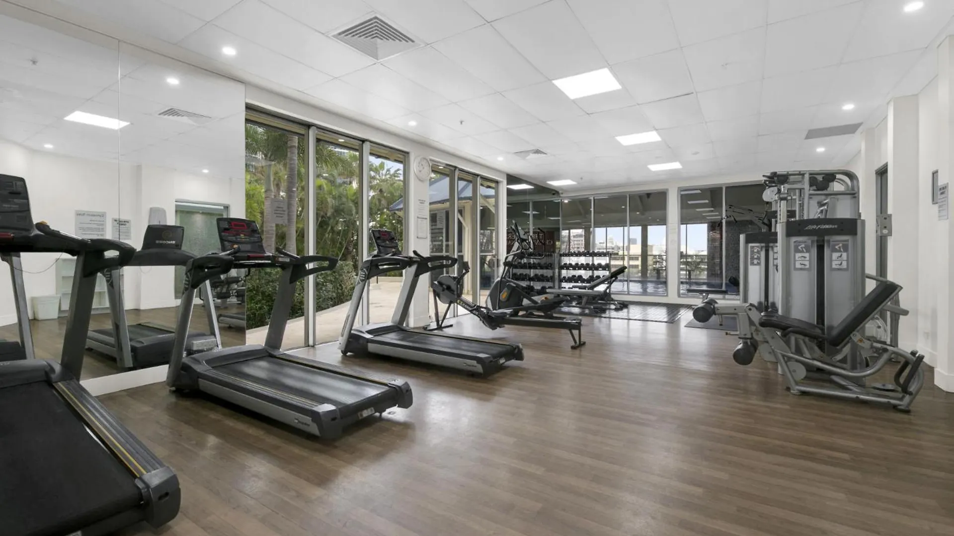 Beachside 2-bed With Parking, Pools, Spa, Gym, Bbq Apartment *