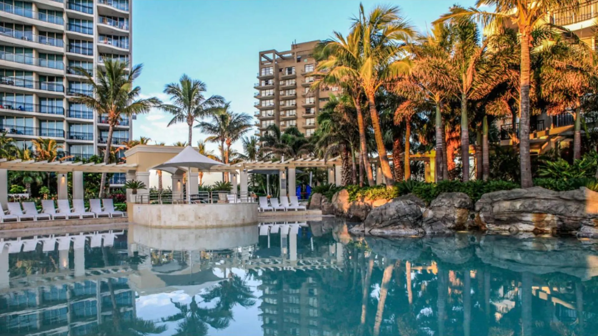 Beachside 2-bed With Parking, Pools, Spa, Gym, Bbq Gold Coast