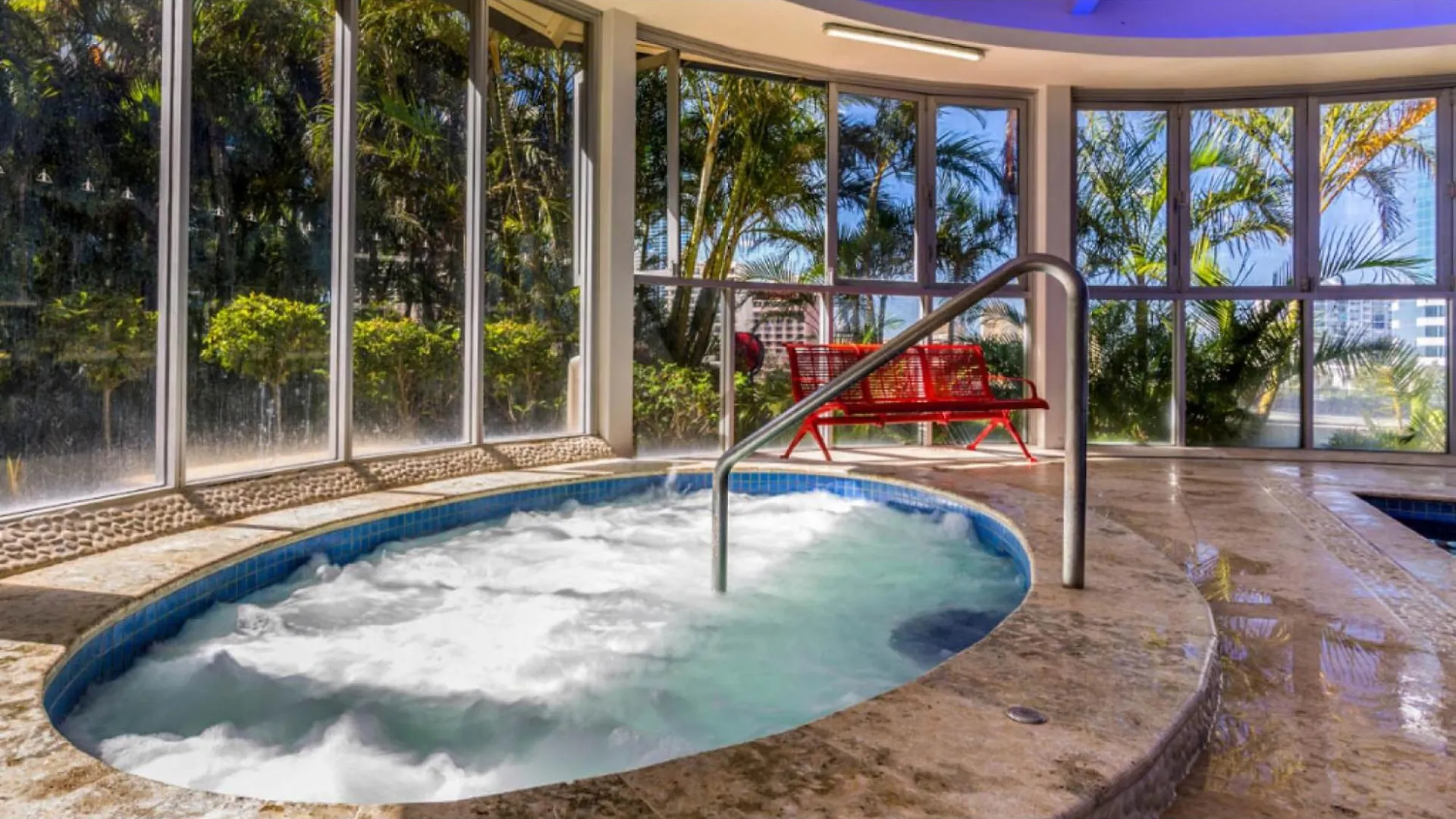 Beachside 2-bed With Parking, Pools, Spa, Gym, Bbq Apartment
