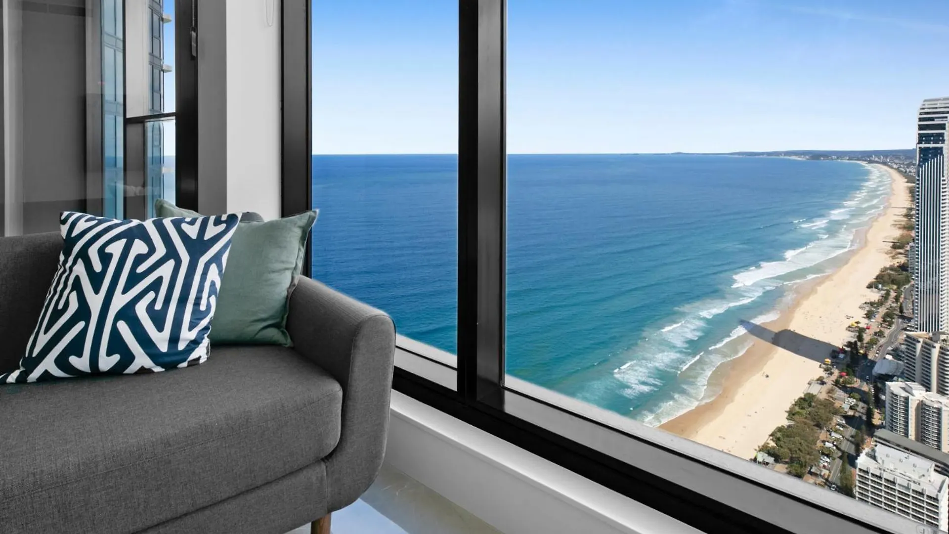 Oceanfront 2-bed With Spectacular View, Pool & Gym * Guldkusten