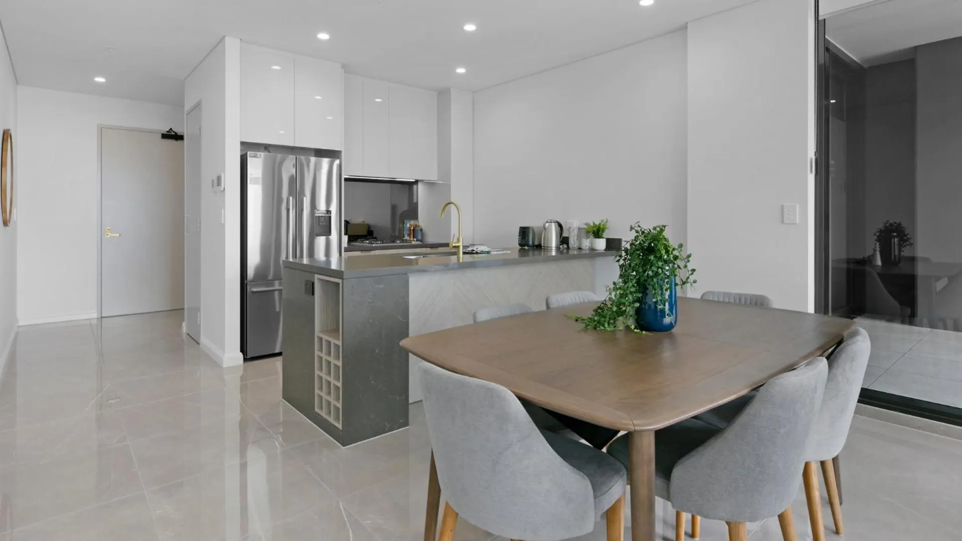 Oceanfront 2-bed With Spectacular View, Pool & Gym 아파트