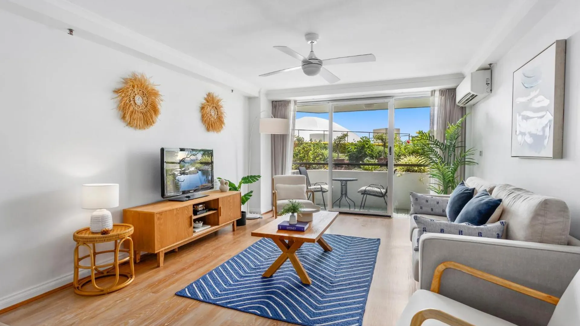 Beachfront 2-bed With Pool, Bbq & Tennis Court