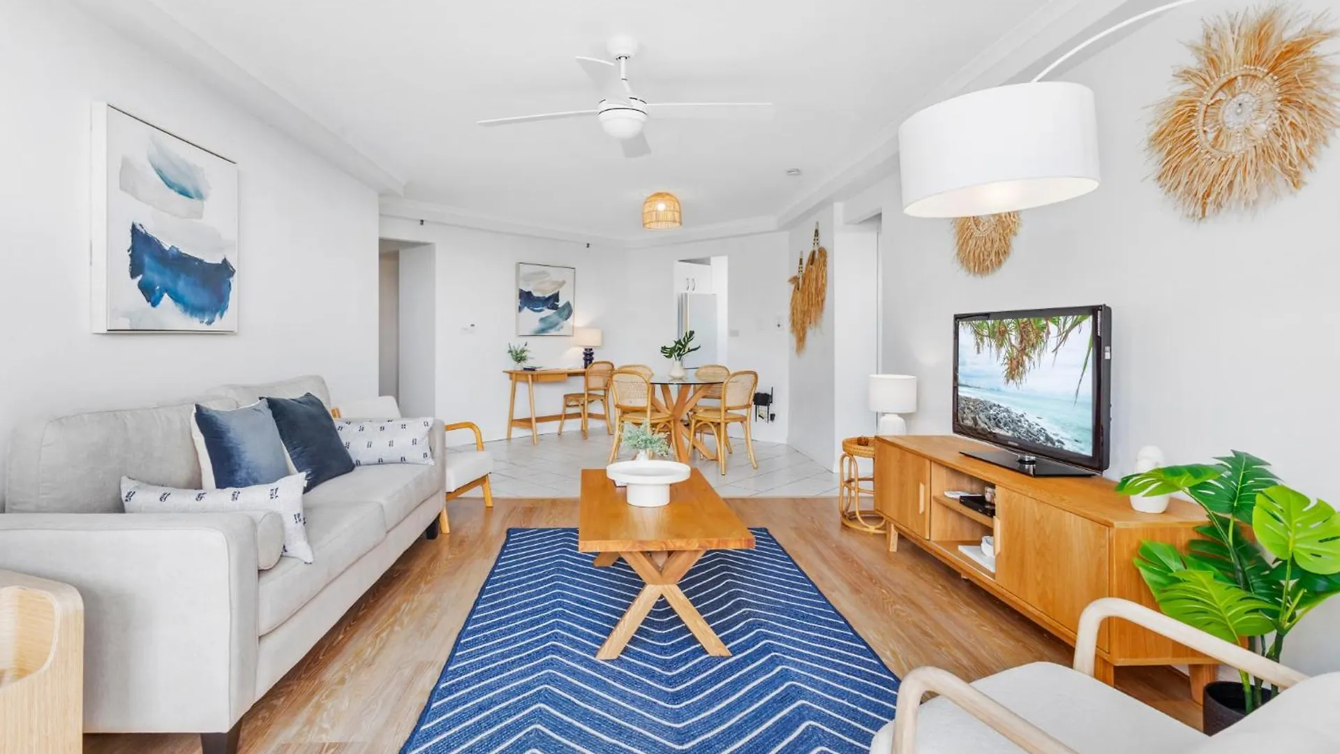 Beachfront 2-bed With Pool, Bbq & Tennis Court Apartment *