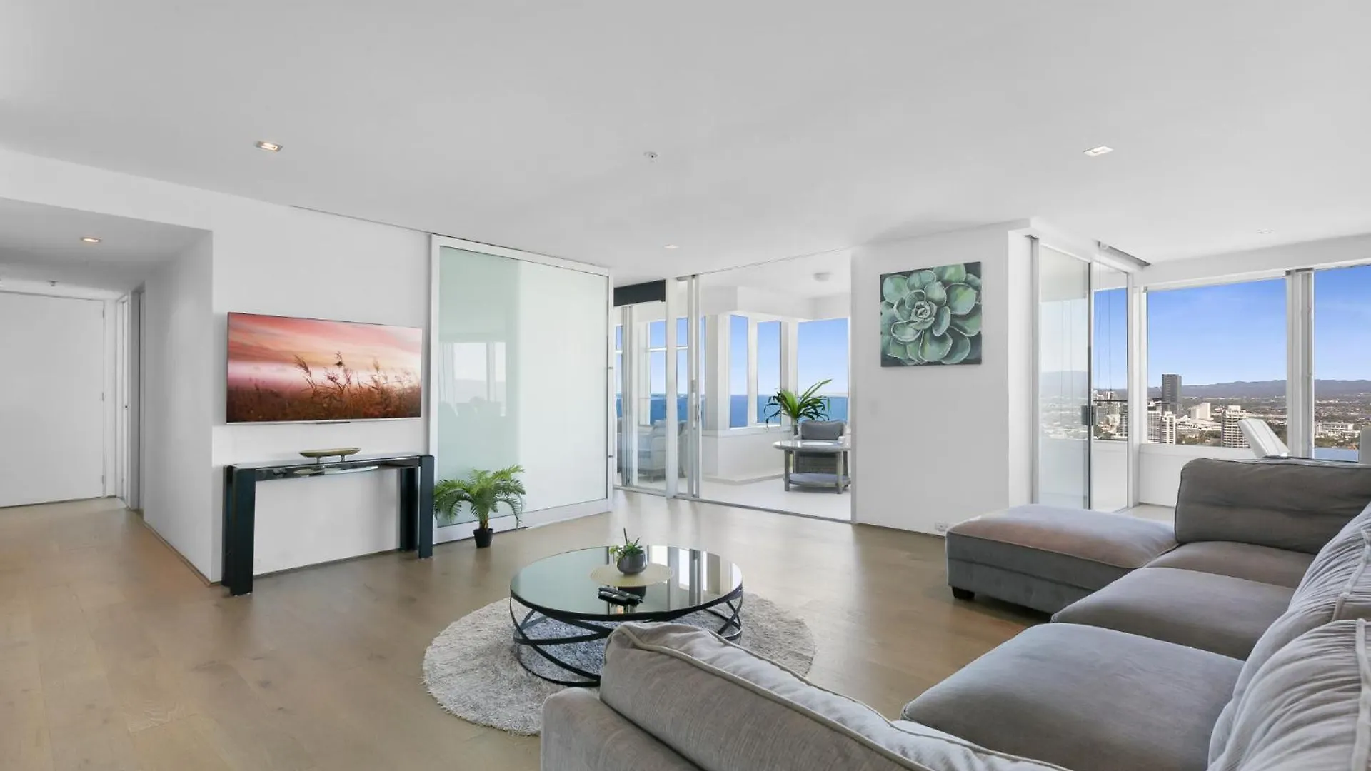 Luxury 3-bed With Pool, Gym & Breathtaking Views
