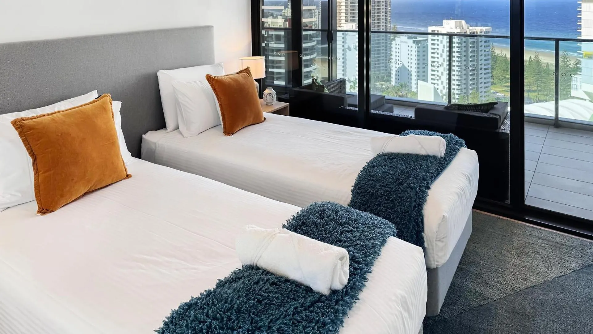 Stylish 21st Floor Oracle Tower 2 Ocean Views Free Parking Gold Coast
