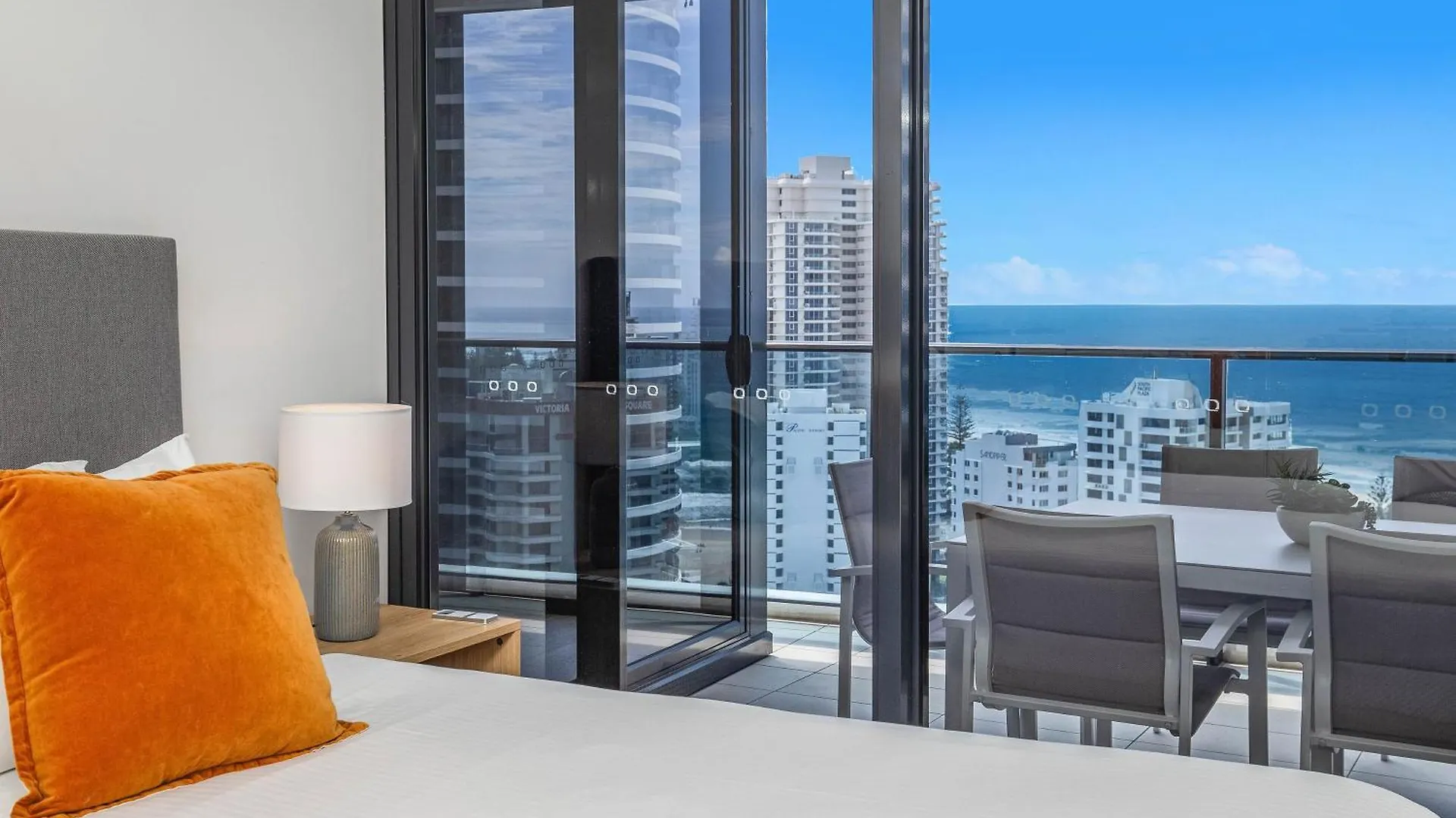 Stylish 21st Floor Oracle Tower 2 Ocean Views Free Parking Apartment