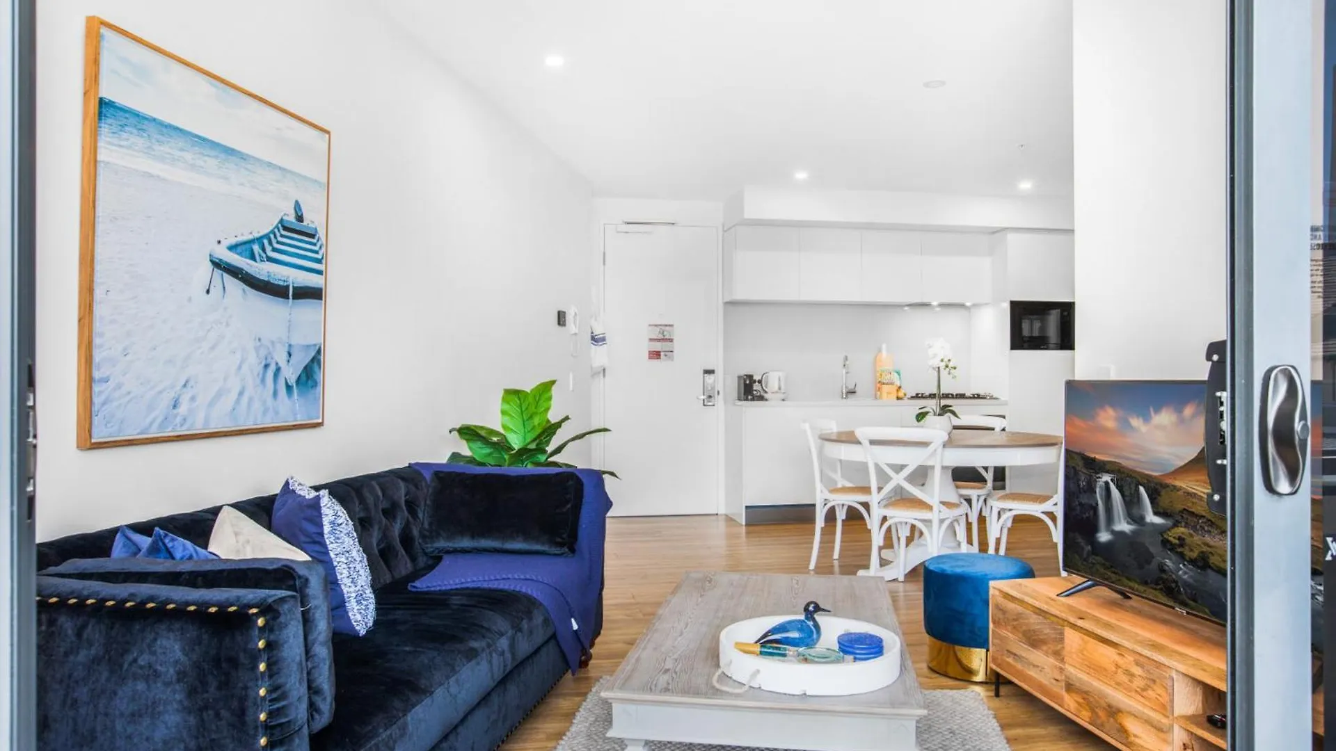 Surfers Paradise 2-bed Near With Pool & Gym * Gold Coast