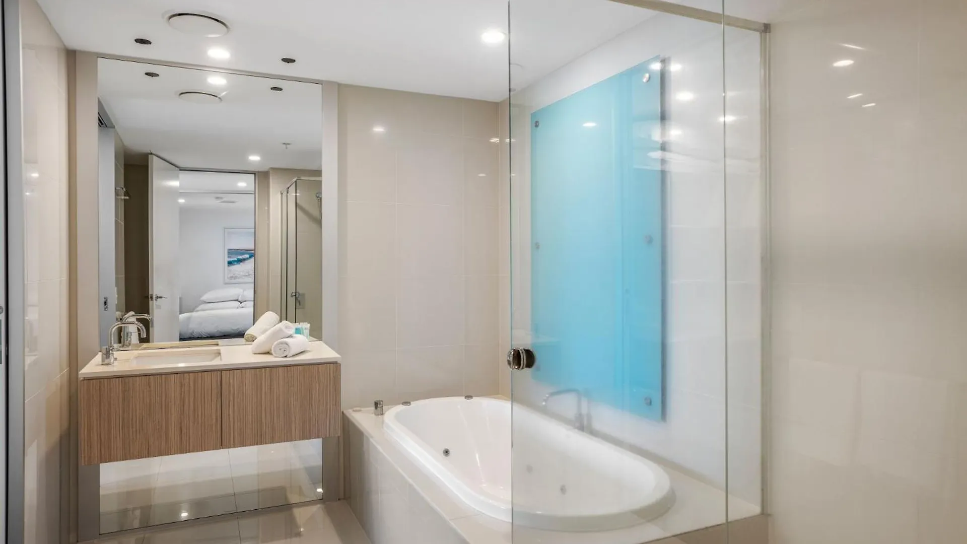 Oceanview 2-bed With Pool, Sauna, Gym & Parking Apartment