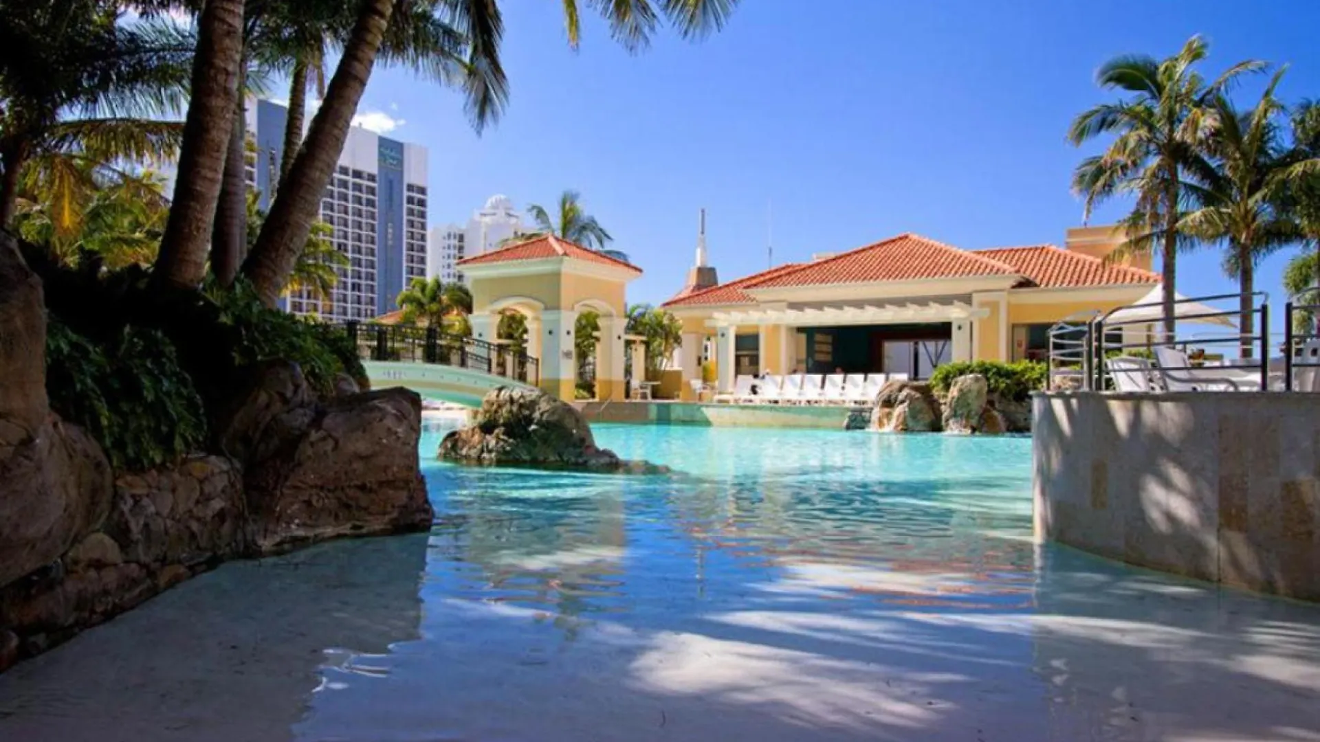 Beachside 2-bed With Parking, Pools, Spa, Gym, Bbq