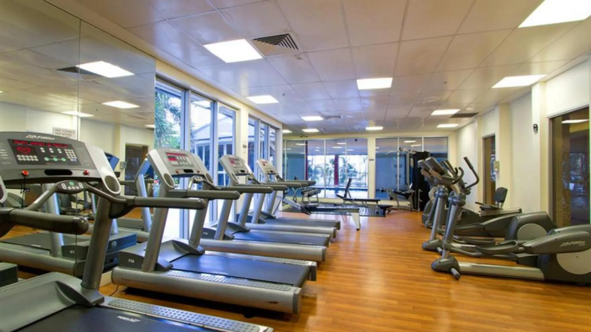 Beachside 2-bed With Parking, Pools, Spa, Gym, Bbq Apartment *