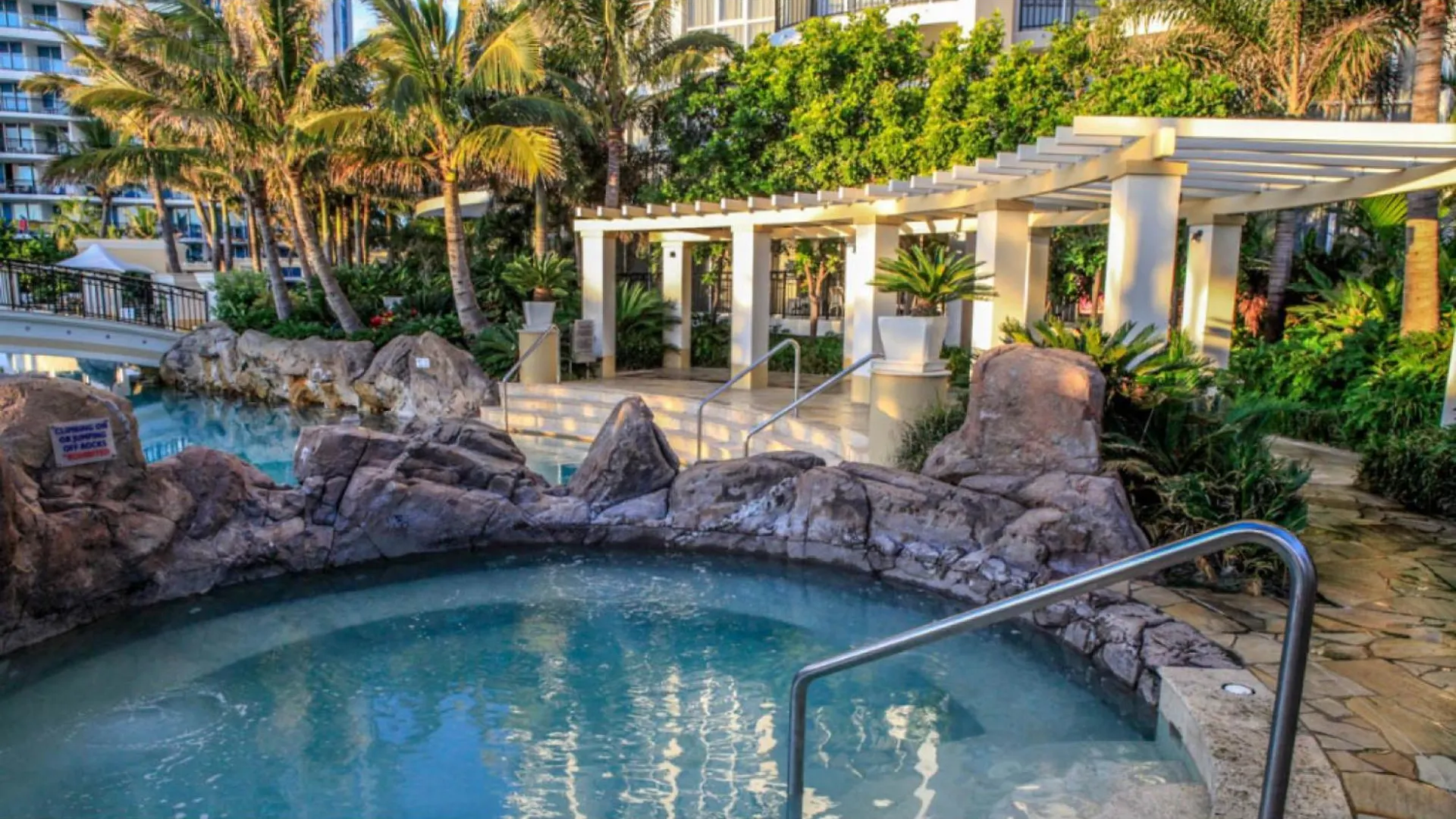 Beachside 2-bed With Parking, Pools, Spa, Gym, Bbq *