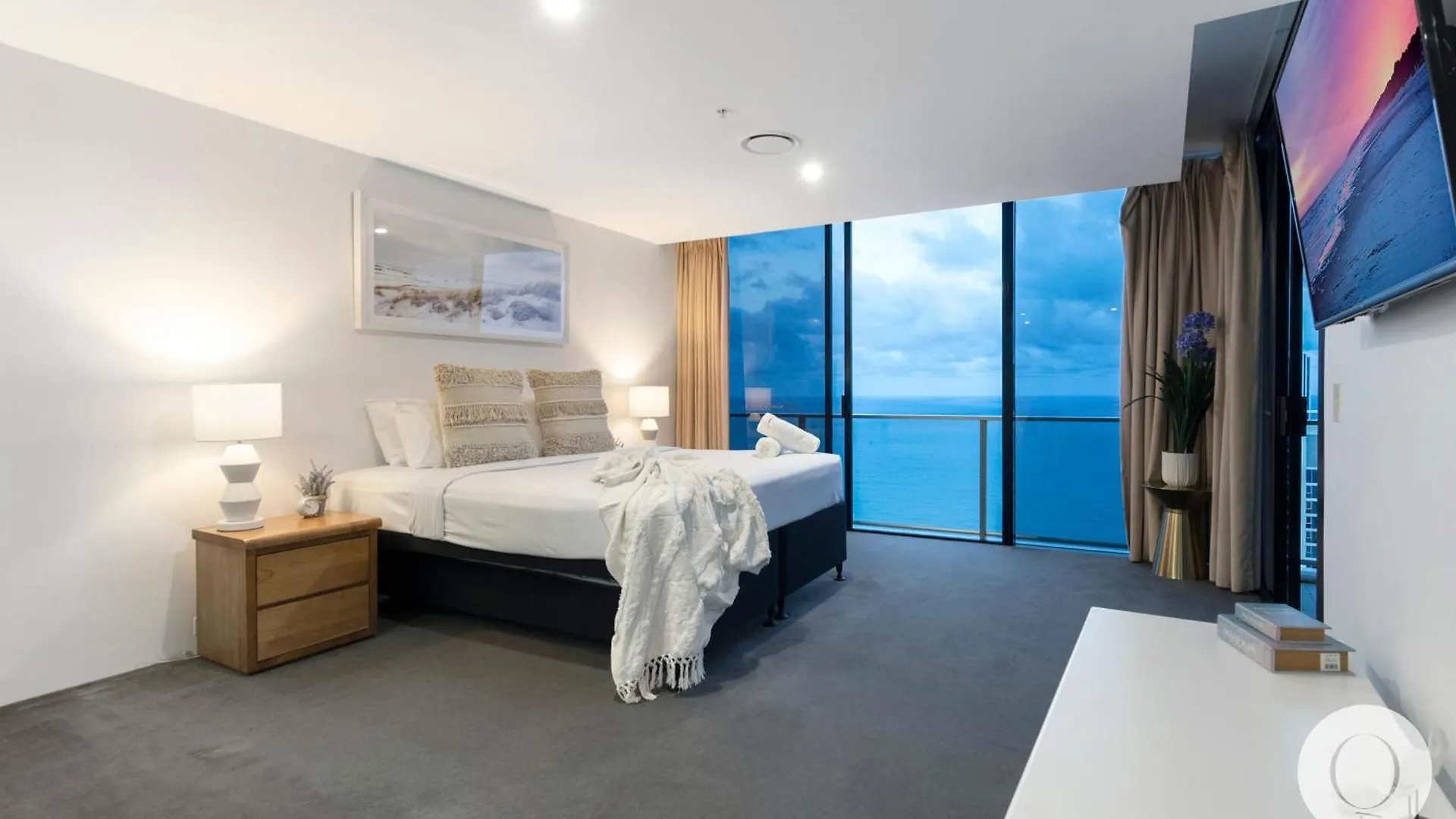 Ocean View Executive Penthouse At Circle On Cavill Apartment