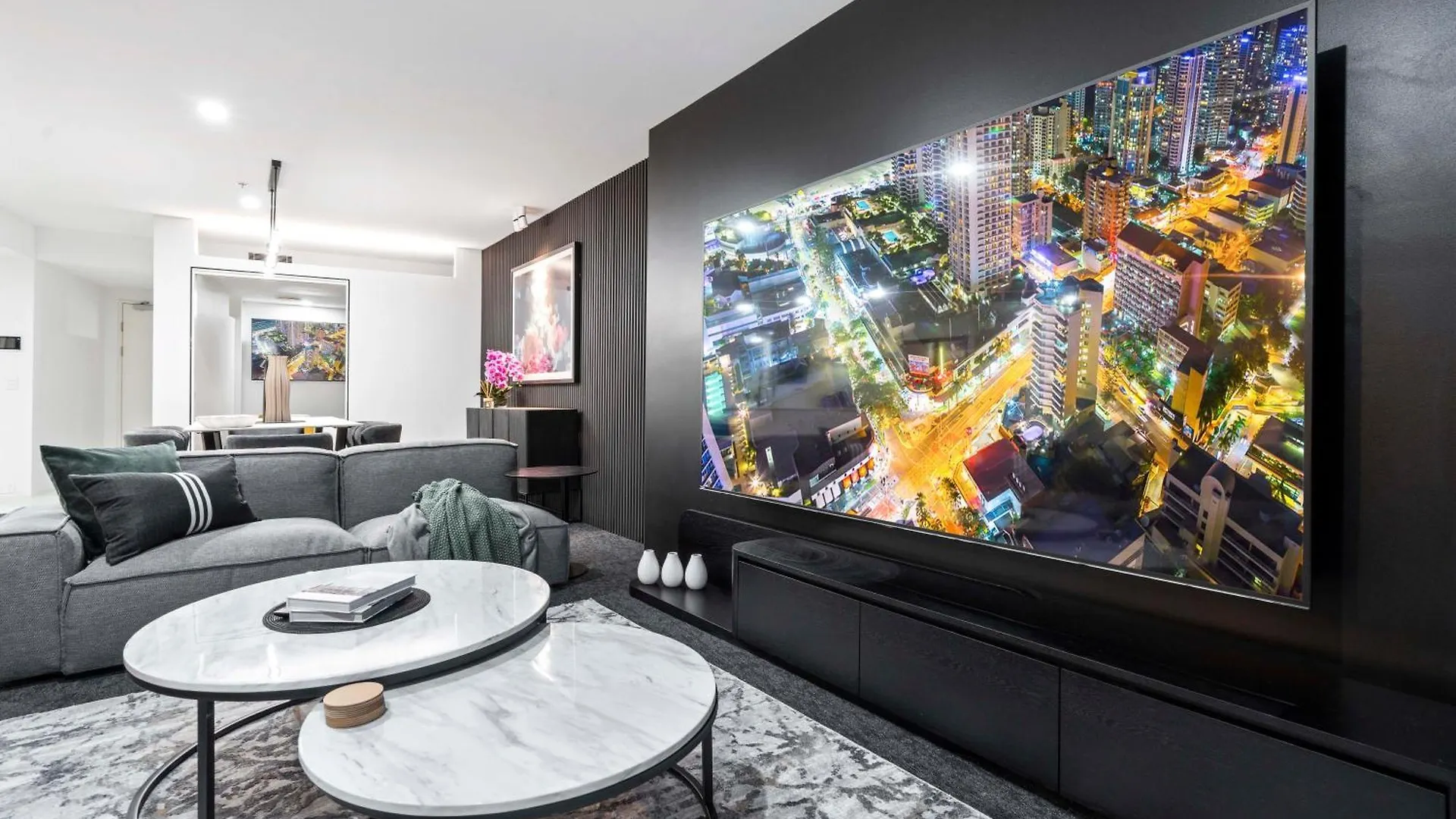 Apartment Q Tower At Surfers Paradise - From Level 3 - Private & Self Contained Gold Coast