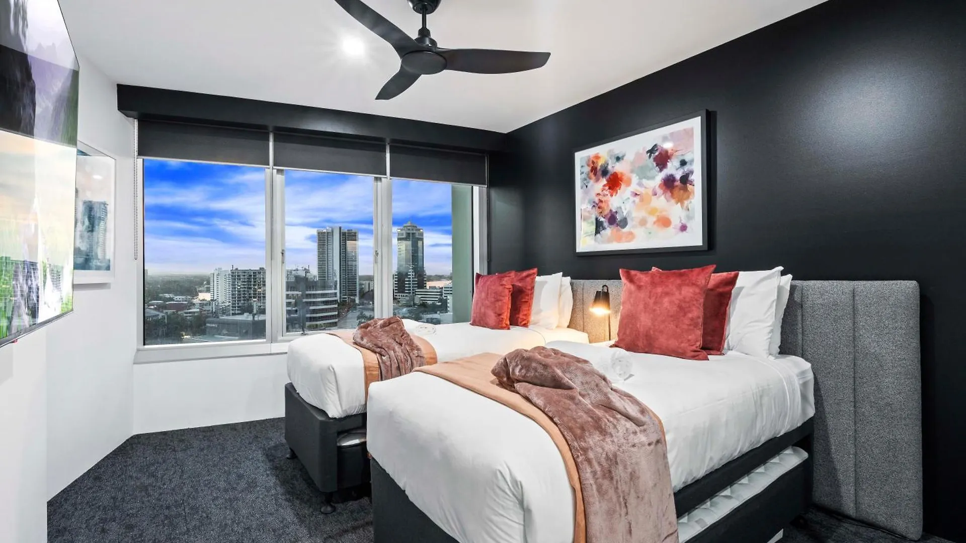 Q Tower In Surfers Paradise - From Level 3 - Self Contained & Privately Managed - Wow Apartment