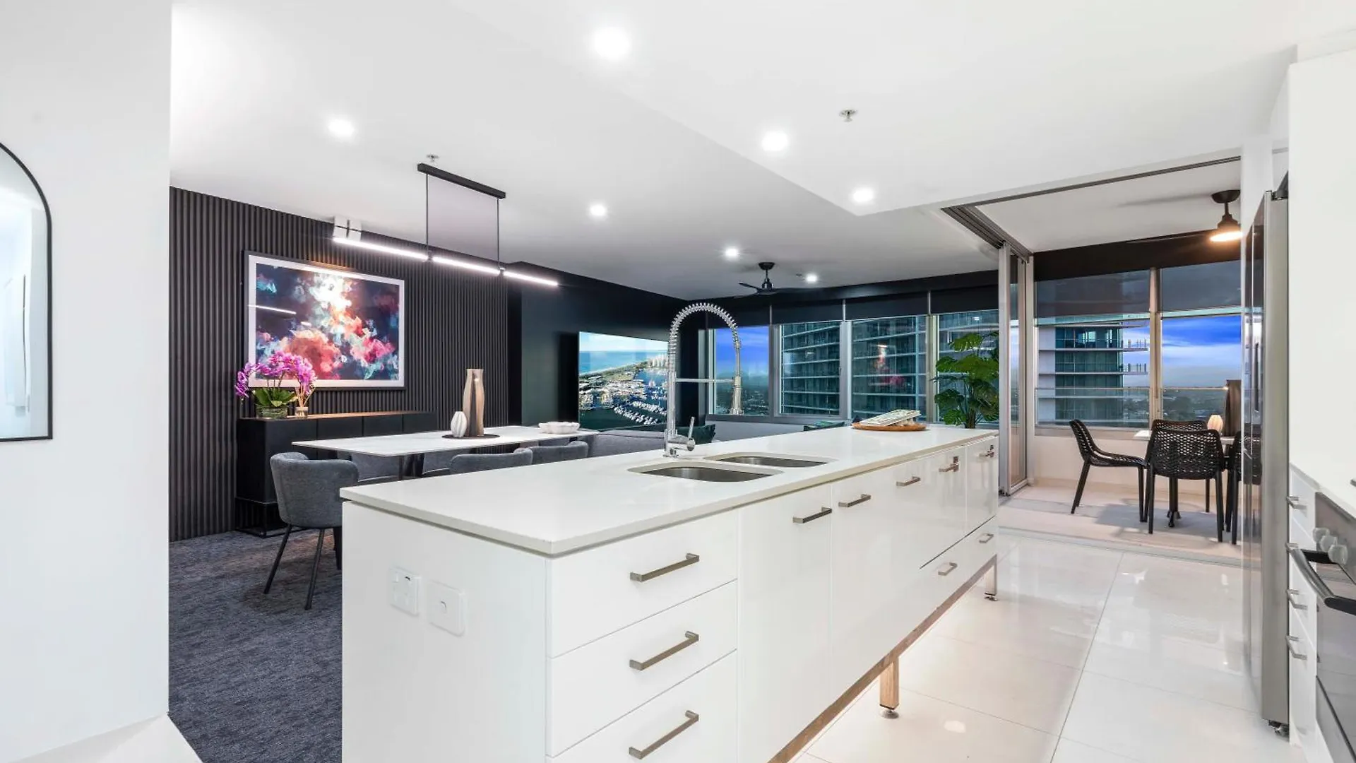 Q Tower In Surfers Paradise - From Level 3 - Self Contained & Privately Managed - Wow Apartment *