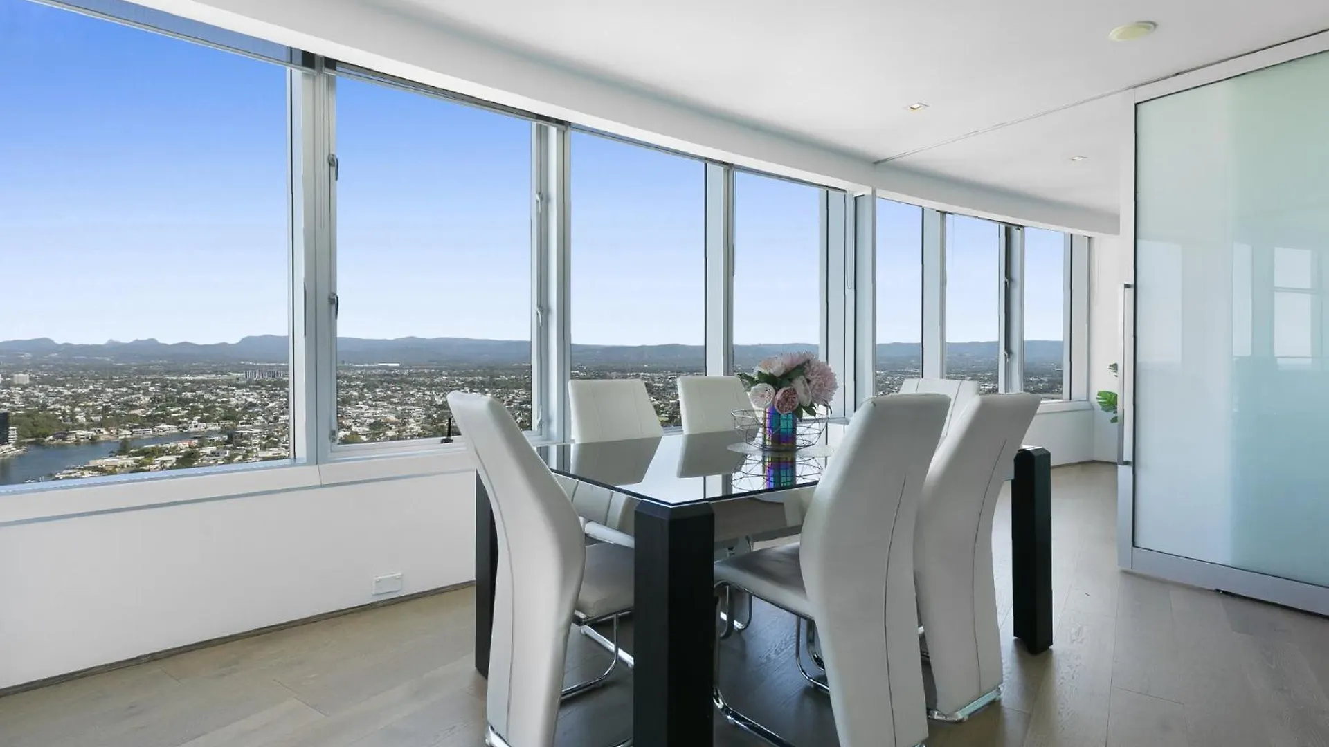 Luxury 3-bed With Pool, Gym & Breathtaking Views * Gold Coast